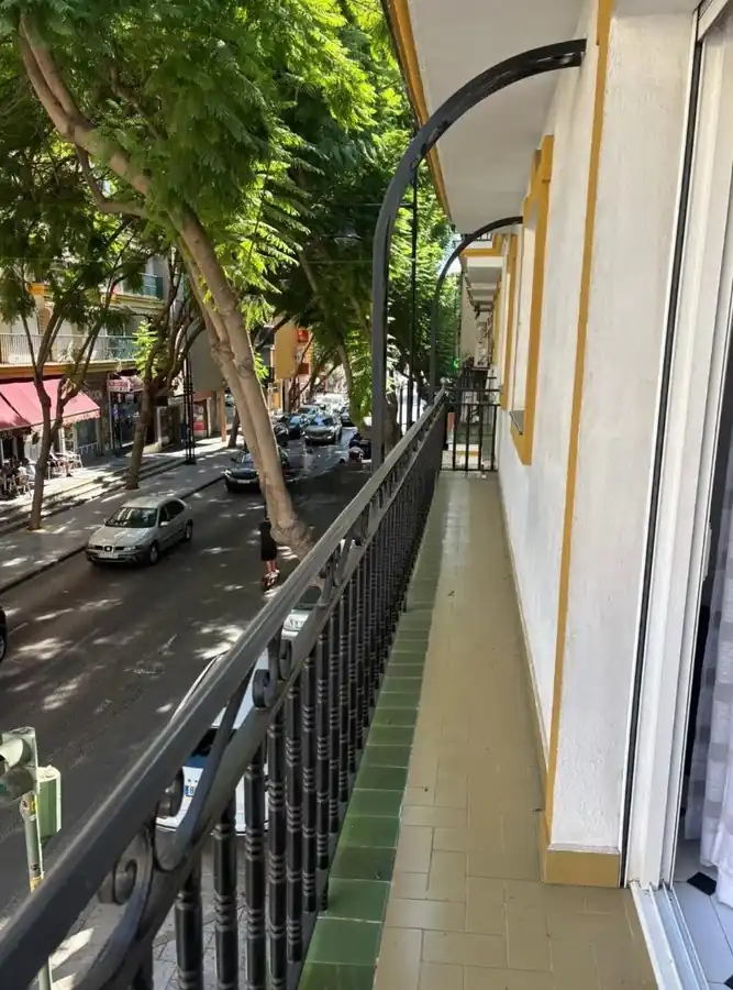 Vivienda en Fuengirola · Fachada exterior y balcón